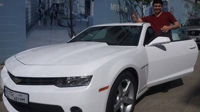 ستار سعد يقود سيارة 