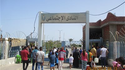 توافد المواطنين على شواطئ الغردقة للاحتفال بشم النسيم (صور)