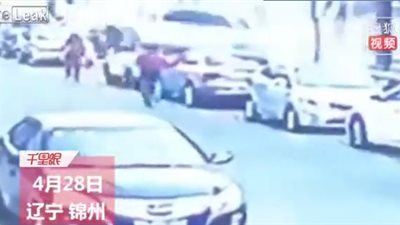 لقطات مروعة لسيارة دفع رباعي تطير وتسقط على رجل (فيديو)