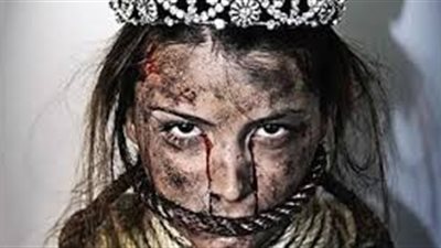 بالفيديو والصور.. ملكة جمال الكون تلطخ وجهها بالدماء