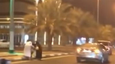 شاهد ماذا فعل شاب مع امرأة تعبر الطريق بمكة المكرمة (فيديو)