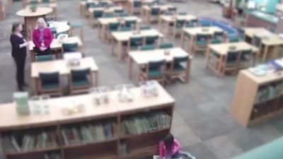 لقطات صادمة لمعلمة تعتدي على طفلة بالضرب المبرح (فيديو)