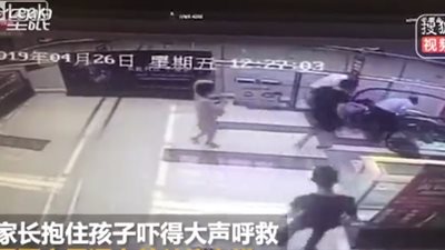 سلم كهربائي يسحب يد طفل أمام والدته (فيديو)