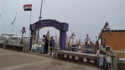 توافد مواطني الإسكندرية على الشواطئ للاحتفال بشم النسيم (صور)