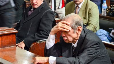 بالفيديو والصور.. أنصار مبارك بعد الحكم «بكاء وانهيار وتهديد بالتظاهر».. فريد الديب أول المصدومين.. وأنصار الرئيس الأسبق: سنتظاهر في 25 يناير.. سيدة تدخل في نوبة بكاء..وأخرى تتهم الإخوان بتر