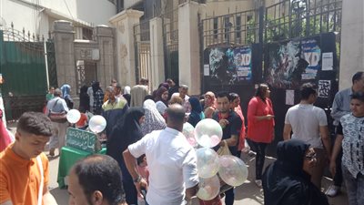 انتشار بائعي الألعاب والمظلات بمحيط حديقة الحيوان للاحتفال بشم النسيم (صور)