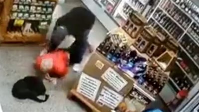 نهاية مروعة للص مسلح اقتحم متجرا لسرقته (فيديو)