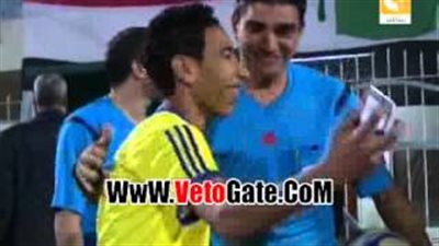 بالفيديو.. «سيلفي» إبراهيم نور الدين مع ناشئ قبل مباراة المقاصة والجيش