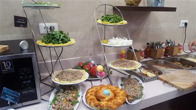 رنجة وفسيخ وبيض ملون داخل صالات السفر في مطار القاهرة (صور)