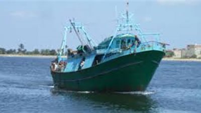 غرق مركب خدمات بترولية بمياه غارب