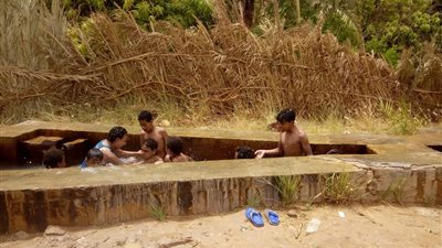 الأطفال يقفزون في آبار المياه هربا من الحر بالوادي الجديد (صور)