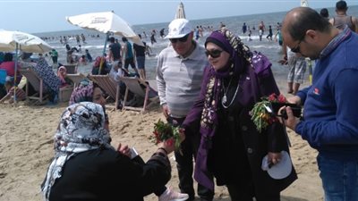 شاطئ جمصة يستقبل 900 ألف زائر في شم النسيم (صور)