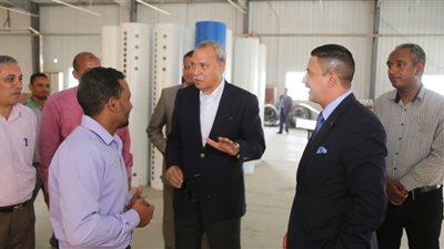 محافظ قنا يبحث دعم الاستثمار بالمنطقة الحرة بقفط (صور)