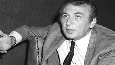 «شاعر بطاقات برجوازي ملحد».. حضرة المتهم نزار قباني يعترف