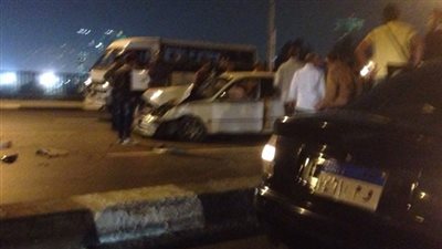 إصابة شخصين في اصطدام سيارة بحاجز خرساني أعلى كوبري أكتوبر
