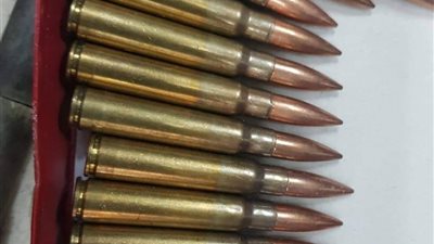 ضبط ذخيرة مدفع جرينوف وعملات أثرية وسيفين لملوك الحبشة مع راكب خليجي (صور)