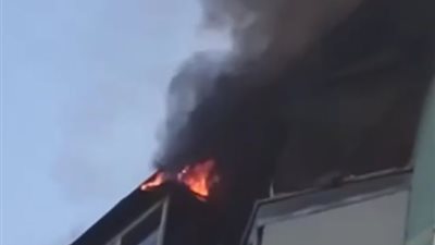 أم ترمي طفلها من الطابق العاشر أثناء حريق ضخم والنهاية مروعة (فيديو)