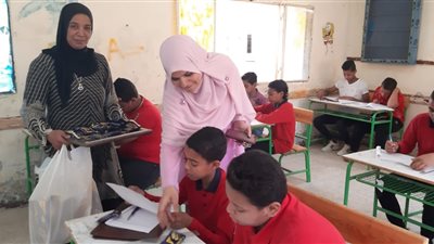 مديرة مدرسة توزع بسكويت على الطلاب أثناء الامتحان بالوادي الجديد