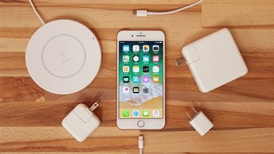 آبل تضيف شاحنا سريعا وكابل Lighting بصناديق هواتف آيفون