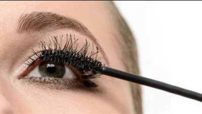 أهمية استخدام مشط الرموش بعد «الماسكرا»