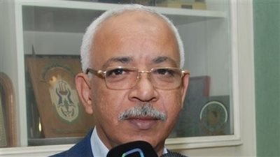 عبدالمنعم الجمل يطالب الحكومة بإعادة النظر في ملف الأجور