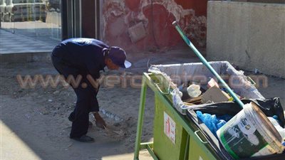 بالصور.. رئيس مدينة القصير يتابع أعمال النظافة
