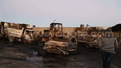 الصور الأولى لاحتراق 40 سيارة تابعة لشركة النظافة بشمال سيناء