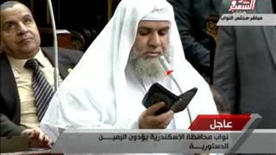 بالفيديو.. نائب الإسكندرية يستعين بالمصحف أثناء اليمين الدستورية