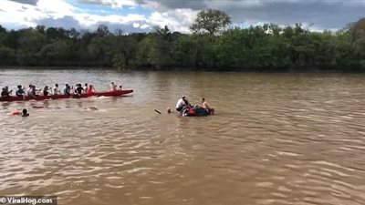 امرأة تحاول الانتحار داخل شاحنة غارقة في نهر (فيديو)