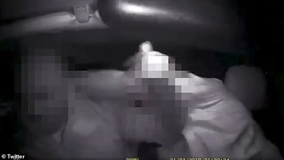 راكب يعتدي على سائق سيارة بسبب لون بشرته (فيديو وصور)