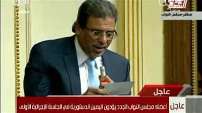 بالفيديو.. نواب الساعات الأولى.. حادث سير يغيب «نائب المرج» عن أولى جلسات البرلمان.. إغماء «عضوة» بالمجلس أثناء أداء اليمين.. «الشريف» يرفع المصحف بديلًا للعلم.. وتخلف نا