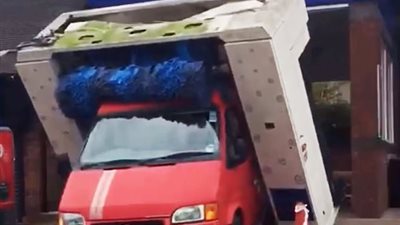 شاحنة تحطم ماكينة غسيل سيارات بمحطة وقود (فيديو وصور)