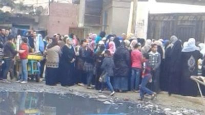 بالصور.. زحام أولياء أمور التلاميذ أمام مدارس الإسكندرية