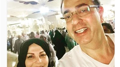 جيهان منصور وزوجها يؤديان مناسك العمرة