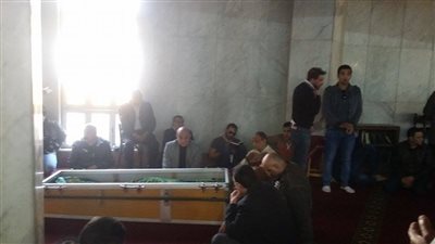 بالصور.. حازم إمام يتلو القرآن أمام جثمان والده في «الحامدية الشاذلية»