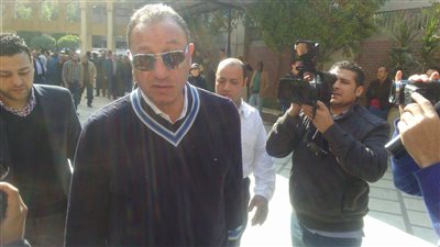 بالفيديو .. وصول محمود الخطيب لجنازة حمادة إمام