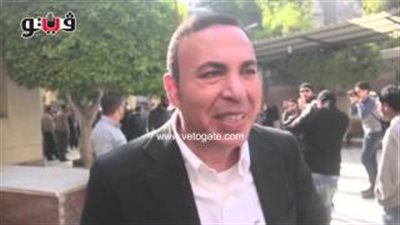 بالفيديو .. أيمن يونس وهشام يكن يصلان جنازة حمادة إمام