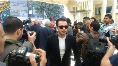 بالصور.. الصخرة والصقر ومحمود سعد يشاركون في جنازة 