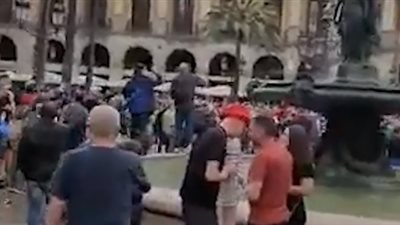 جمهور ليفربول يثير الشغب في برشلونة ويلقون سائحًا في مياه نافورة (فيديو)