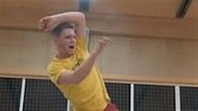 شاب ينفذ أول ارتداد مزدوج أعلى حبل في العالم (فيديو وصور)