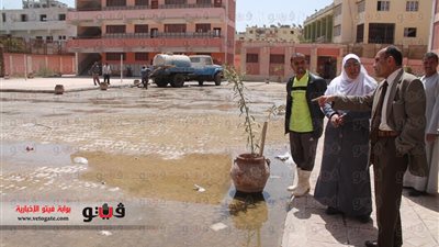 بالصور.. مياه الصرف الصحي تغرق مدرسة في الفيوم