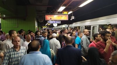 فريق طوارئ ينتقل لإصلاح عطل المترو بالخط الثاني