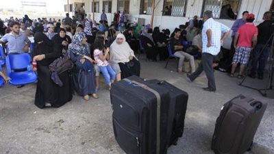 مصريون عائدون من غزة يشكون سوء المعاملة من الجانب الفلسطينى