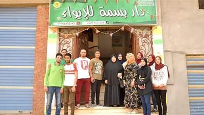 تنفيذا لوصية ابنها.. والدة ضابط شرطة متوفى تزور دار بسمة للإيواء (صور)