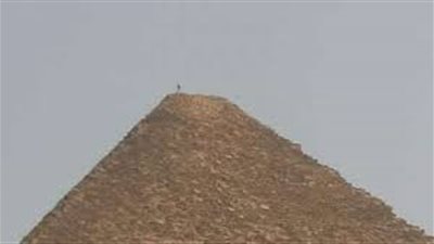 الآثار تكشف تفاصيل تسلق شاب لهرم خوفو وإلقاء الحجارة على الزوار