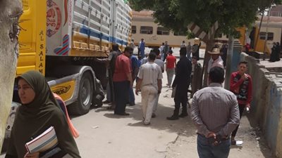 تعطل سيارة محملة بـ50 طن دقيق على شريط السكة الحديد بالإسماعيلية