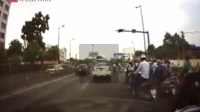 بالفيديو.. أحد راكبى الدراجات النارية يسرق المرايا الجانبية لسيارة مرسيدس