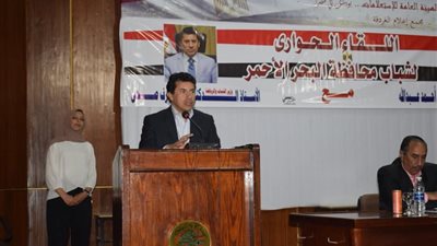 وزير الرياضة يلتقي شباب البحر الأحمر (صور)