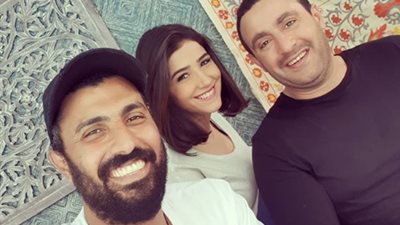 مخرج « ولد الغلابة » ينشر صورة تجمعه بزوجته وأحمد السقا