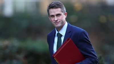 إقالة وزير دفاع بريطانيا على خلفية تسريبات متعلقة بالأمن القومي